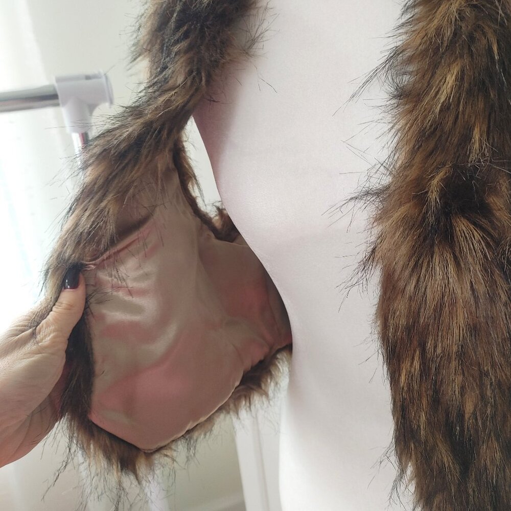 FOREVER21 Faux Fur Short Sleeveless Vest - Large - Picture 3 of 4